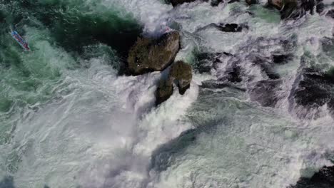 Tomas-Aéreas---Caída-Del-Rin,-La-Cascada-Más-Grande-De-Europa-Cerca-De-Schaffhausen-Suiza-4k-Por-Drone-De-Arriba-Hacia-Abajo