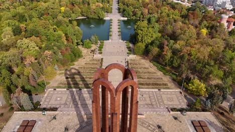 revelación aérea lenta del mausoleo del parque carol en bucarest, rumania