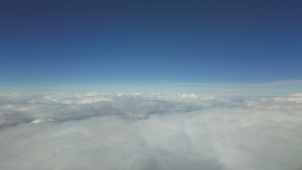 구름 위를 날아다니며