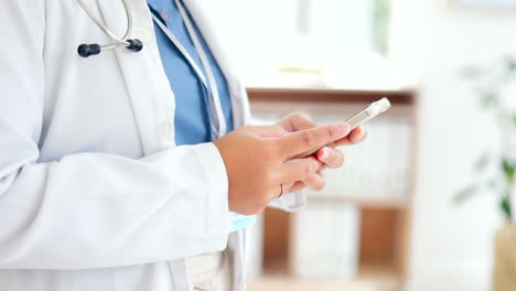 teléfono, mecanografía y manos de la mujer médico en el móvil