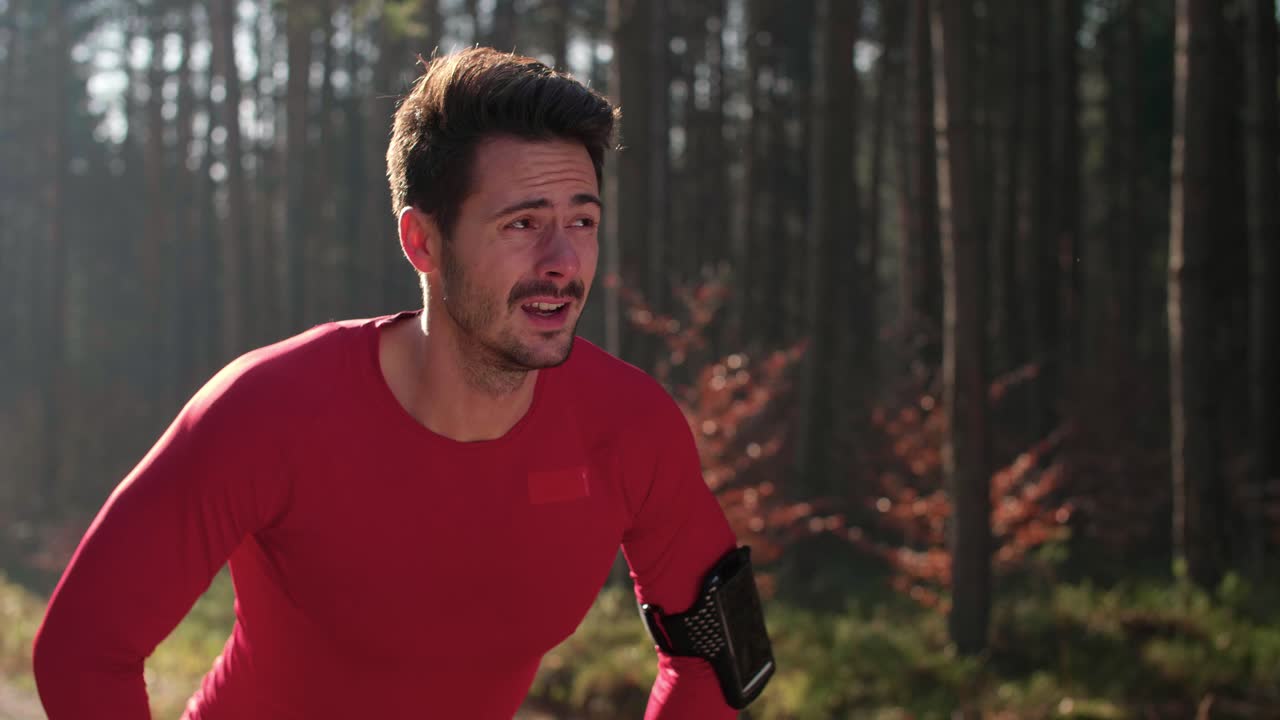 휴식을 취하는 피곤한 달리기 선수