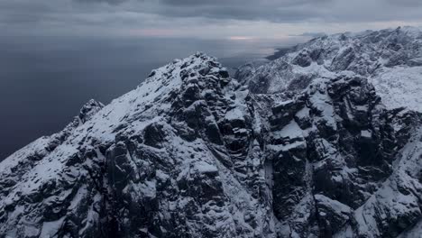 Vista-Aérea-Del-Hermoso-Paisaje-De-La-Montaña-Nevada-De-Noruega-Durante-El-Invierno