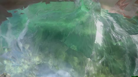 apneista salta y se sumerge en el agua