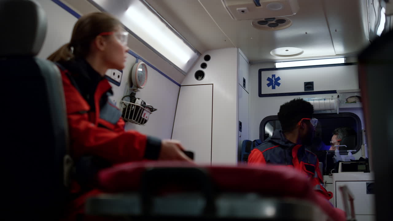 응급 차량에서 일에 대해 이야기하는 의료 팀. 응급 차량을 운전하는 의사