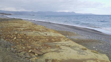 Extraktive-Abfälle-An-Einem-Strand-In-Griechenland-Angespült