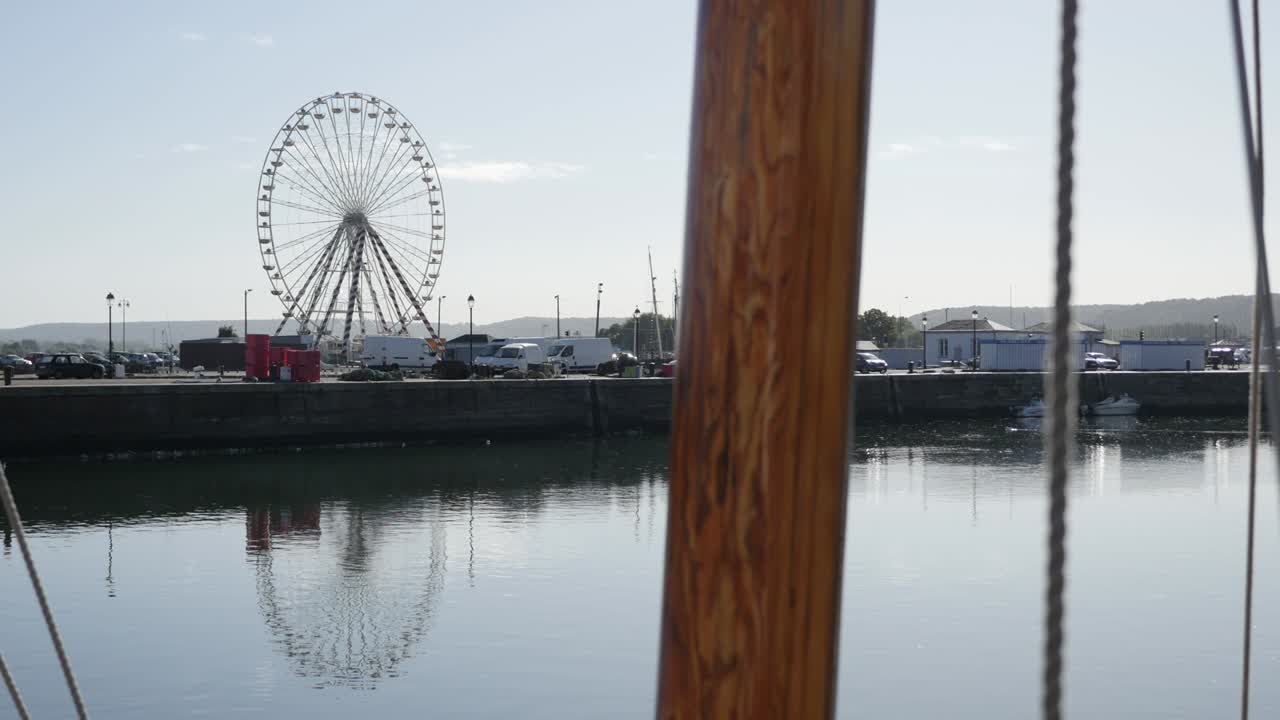 오래된 놀이 공원 페리스 은 오래된 노르망디 항구의 가장자리에있는 유명한 프랑스 도시입니다.