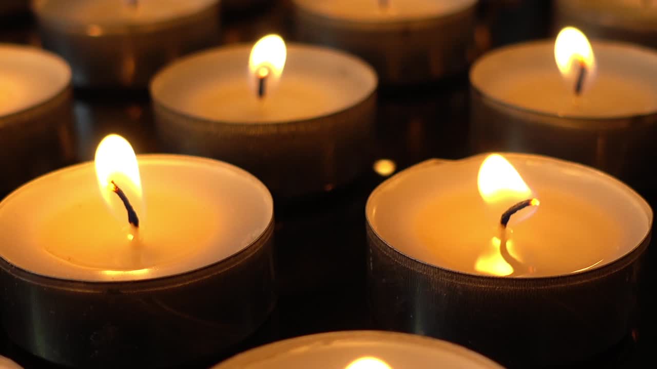 Candele su sfondo nero