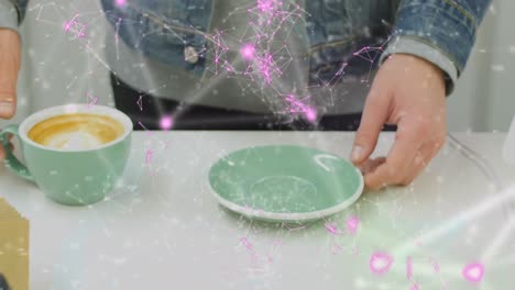 animación de la red de conexiones y el código qr sobre el hombre caucásico sosteniendo una taza de café.