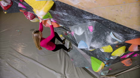 Teenager-Mädchen-Beim-Bouldern-Im-Innenbereich