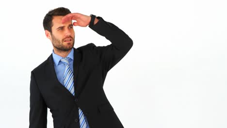 un hombre de negocios con un maletín y los ojos protegidos.