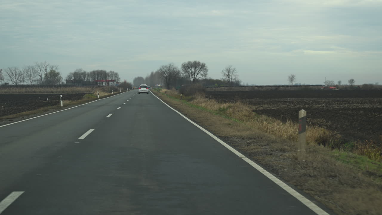 구름이 가득한 가을 날 시골 도로를 따라 운전하는 자동차, 차량 dashcam pov