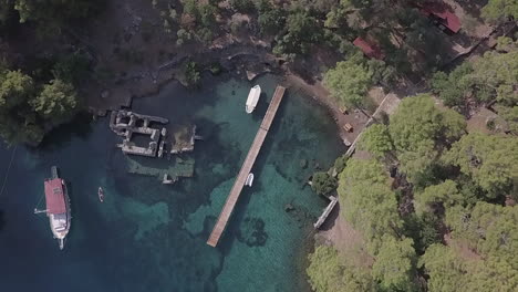los turistas visitan los baños de cleopatra, ruinas en la costa del mar egeo de turquía