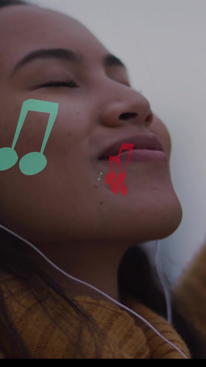 Animazione di note musicali su donna che usa auricolari in città