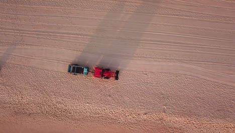 Luftaufnahme-Des-Strandtracktors,-Der-Den-Männlichen-Strand-Reinigt