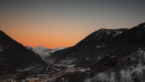 Lapso-De-Tiempo---Ciudad-En-Un-Valle-En-Los-Pirineos,-Día-A-Noche,-Tiro-Ancho-Inclinado-Hacia-Abajo