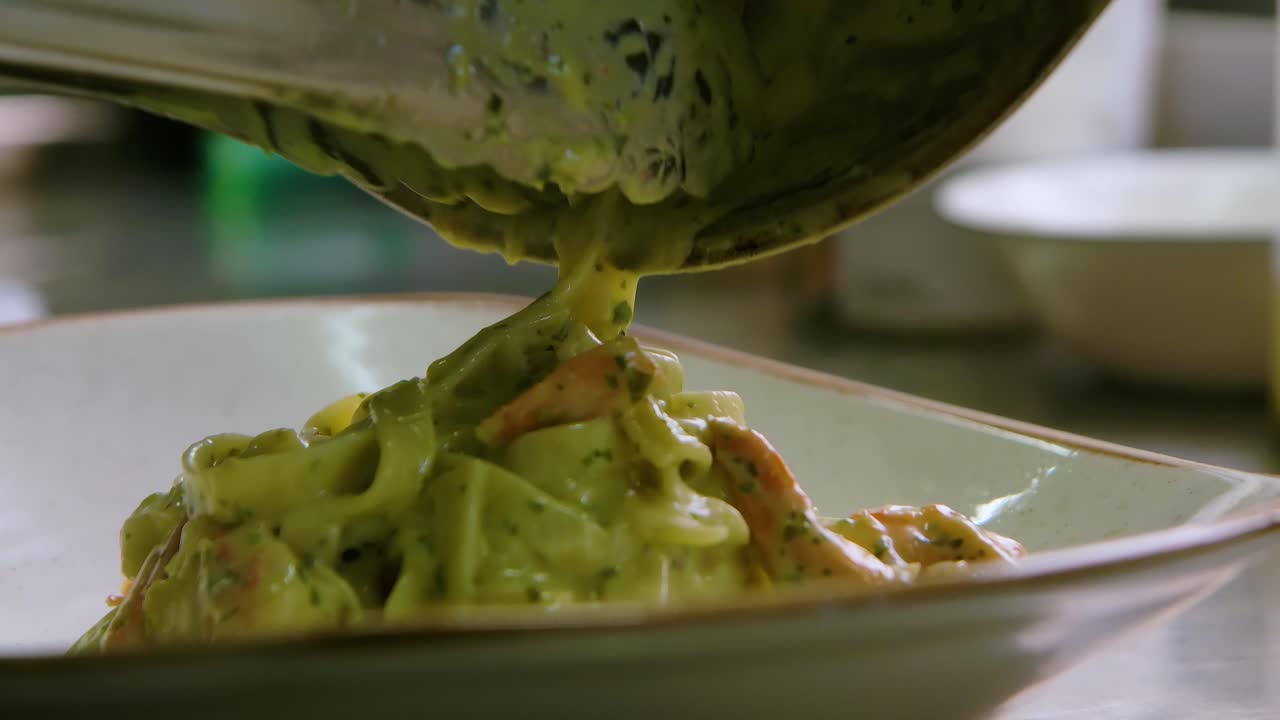 해산물 파스타를 는 셰프의 클로즈업, 증기가 상승하는 자세한 모습