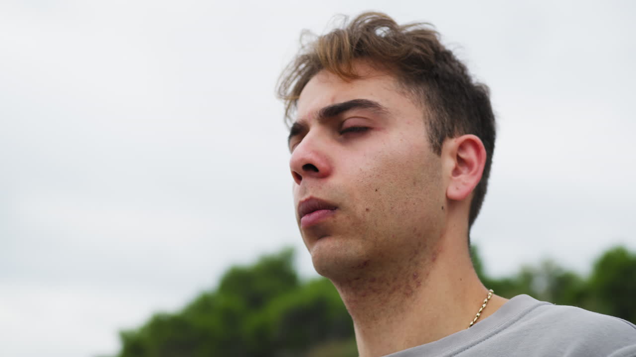 niño con expresión de curiosidad en la cara al aire libre en el bosque