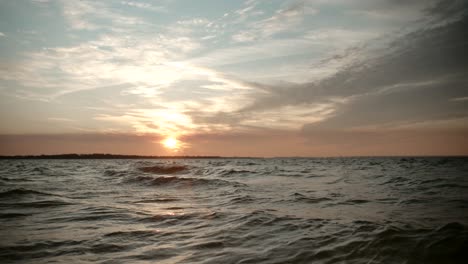 Wellen,-Die-Während-Des-Sonnenuntergangs-In-Der-Bucht-Plätschern