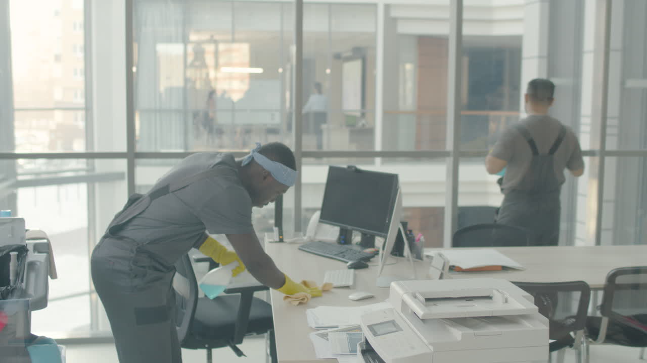 женщина лепит керамическое изделие на гончарном круге в мастерской 3