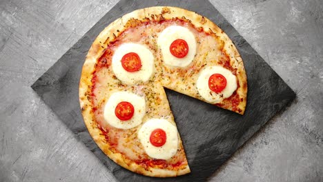 Pizza-Casera-Con-Tomate-Mozzarella