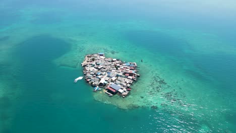 Santa-Cruz-Del-Islote-Isla-Artificial-En-Columbia-Ocean-Caribbean,-Vista-Aérea-De-Drones