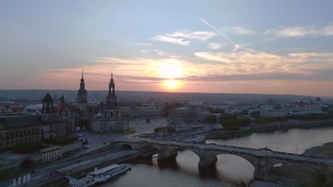 espectacular vista aérea de arriba vuelo puesta de sol ciudad de dresden iglesia catedral puente río