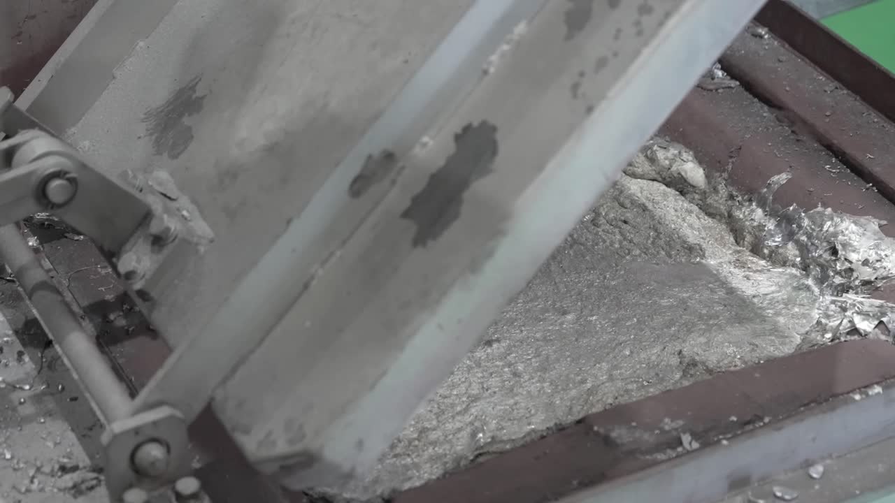 Chiusura automatica del coperchio del forno sopra una vasca di alluminio fuso per mantenere la temperatura durante il processo di pressofusione.