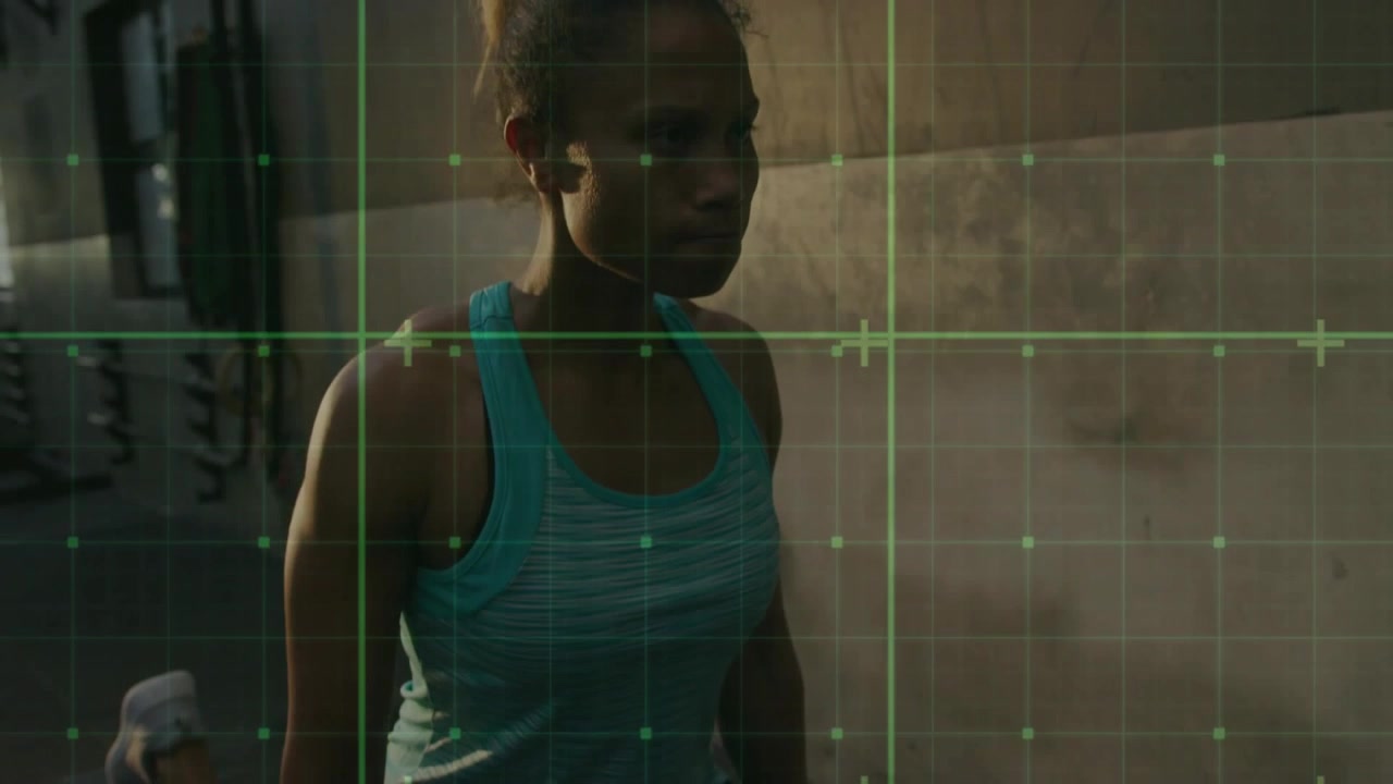 Athlete doing weighted bench lunges, driving leg for fitness, camera rising with green-grid overlay