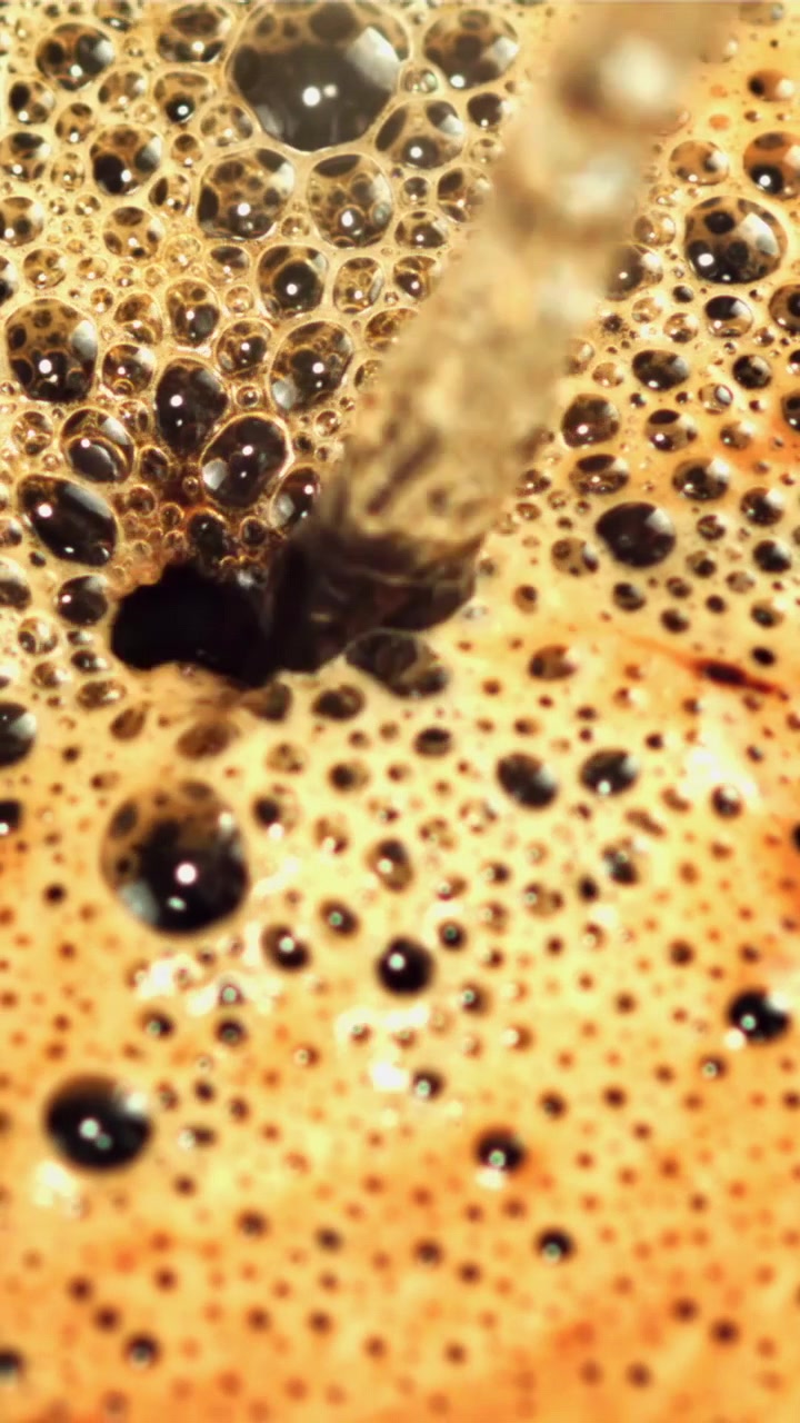 Foto Makro Kopi yang Baru Dituang dengan Busa Krim Kental