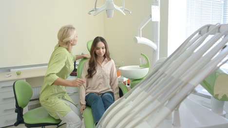 Dentista-Femenina-Preparando-Al-Paciente-Para-El-Examen.-Lugar-De-Trabajo-De-Estomatología