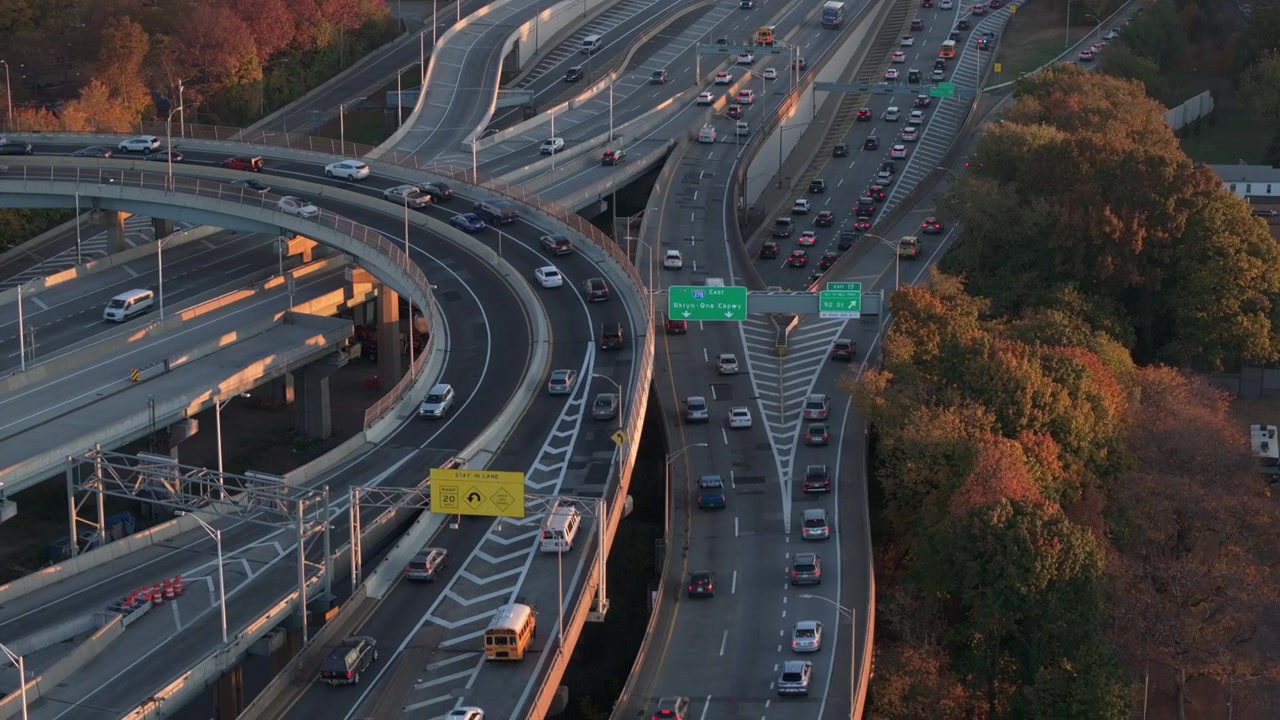 日の出のブルックリンの多車線高速道路の空撮。