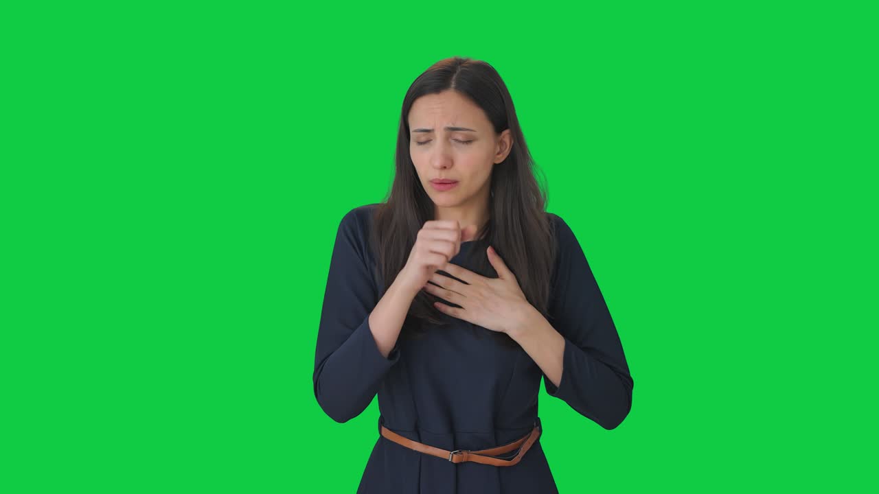 chica india con problema de acidez pantalla verde