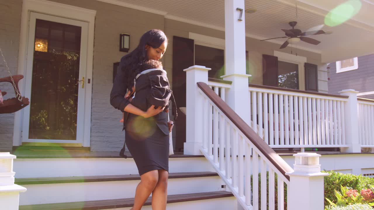 아기 아들 과 함께 집 을 떠나 일 을 하는 사업가