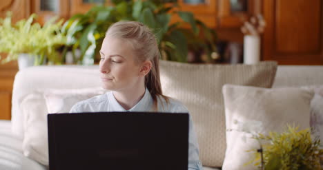 Schöne-Nachdenkliche-Besorgte-Frau,-Die-Am-Laptop-Arbeitet-Working