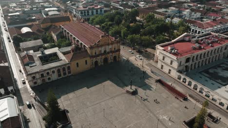 Aerial-Drone-View-Of-San-Cristóbal-De-Las-Casas-In-A-Plaza-In-Chiapas-Mexico