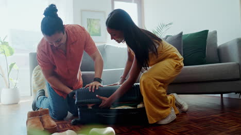 casa, viajes y pareja empacando maleta
