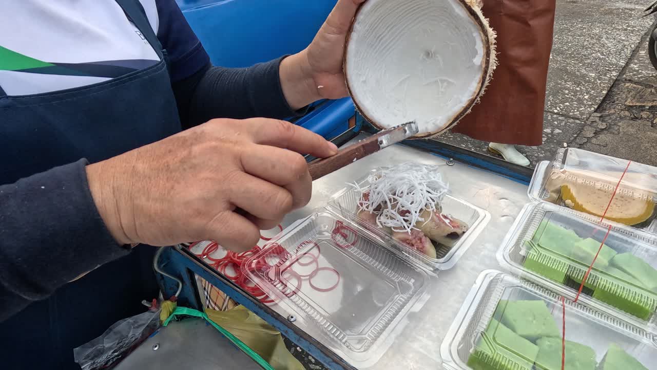 vendedor callejero preparando un postre tradicional tailandés