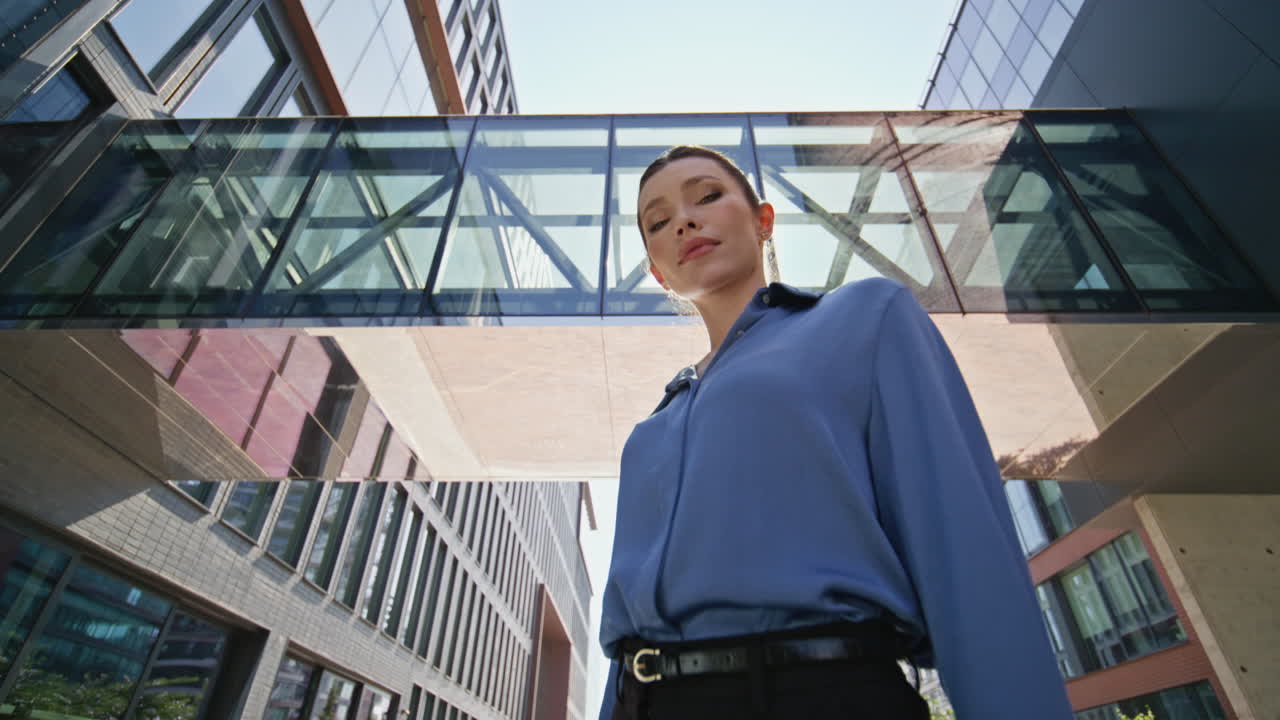 una mujer de negocios exitosa posando en una calle soleada de cerca. una mujer jefe de pie sola