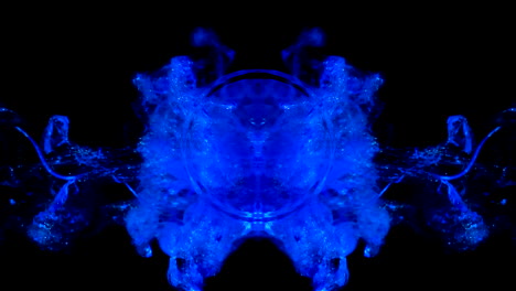explosión de gota de tinta azul colorida abstracta con patrones psicodélicos durante la colisión de la pintura ahumada sobre fondo negro oscuro