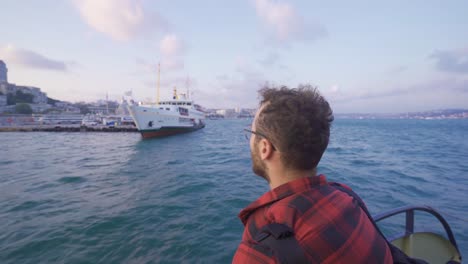 el hombre que sale de la ciudad en ferry.