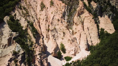 formación geológica de roca lame rosse en el lago fiastra, marche, italia