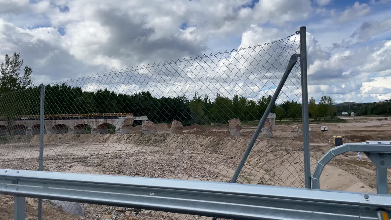 excelente filmación desde un coche donde vemos la demolición de un viejo puente debido a una inundación muy fuerte y la preparación de uno nuevo, erigimos los nuevos pilares, hay máquinas trabajando