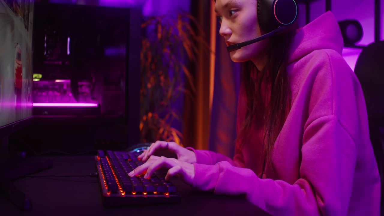 Donna che gioca ai videogiochi