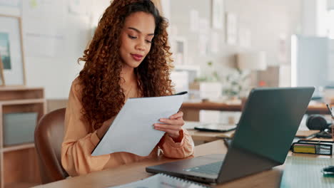 mujer negra, documentos o trabajando en computadora portátil