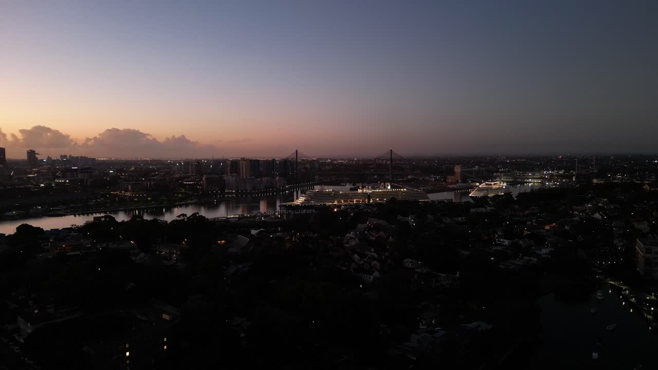 시드니 항구 에 주차 된 두 대 의 크루즈 선박 과 함께 아침 황혼