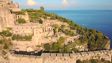 Drohnenaufnahmen-Von-Castle-Aragonese-In-Ischia,-Italien