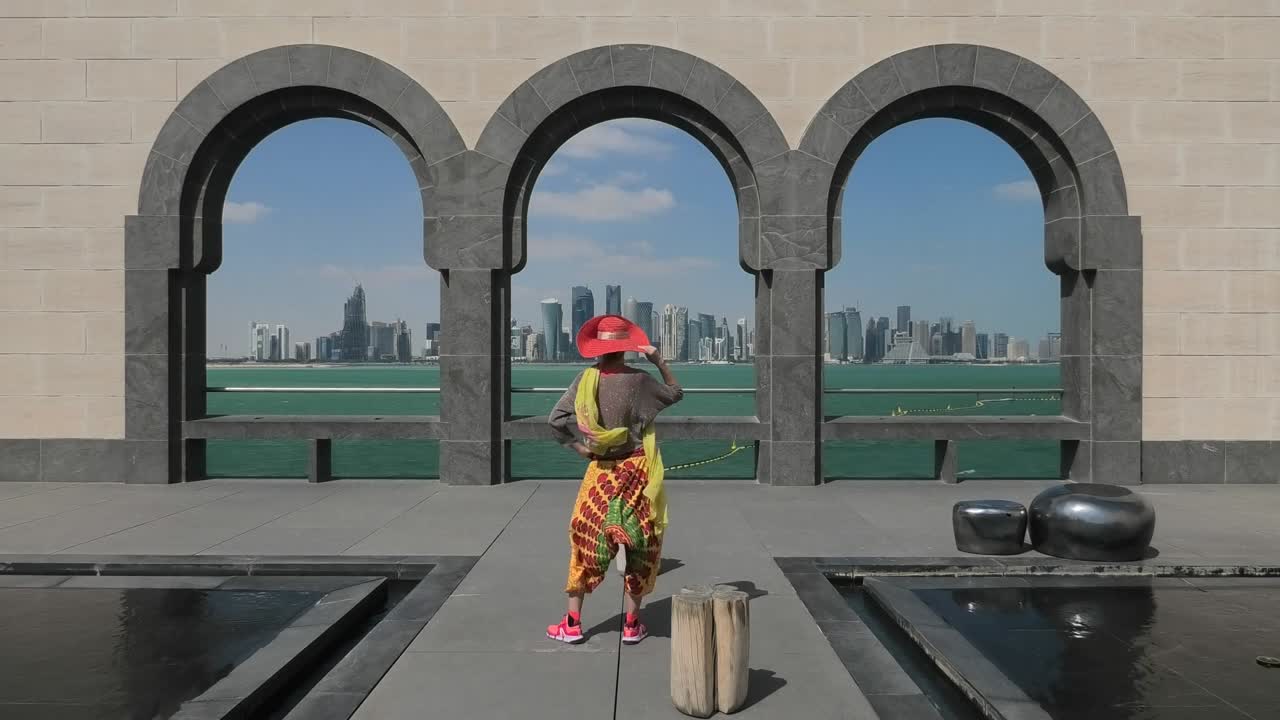 mujer mirando el horizonte de doha
