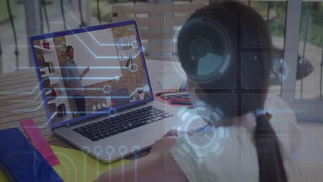 Animation-Runder-Scanner--Und-Mikroprozessorverbindungen-Vor-Einem-Mädchen,-Das-Einen-Videoanruf-Auf-Einem-Laptop-Führt