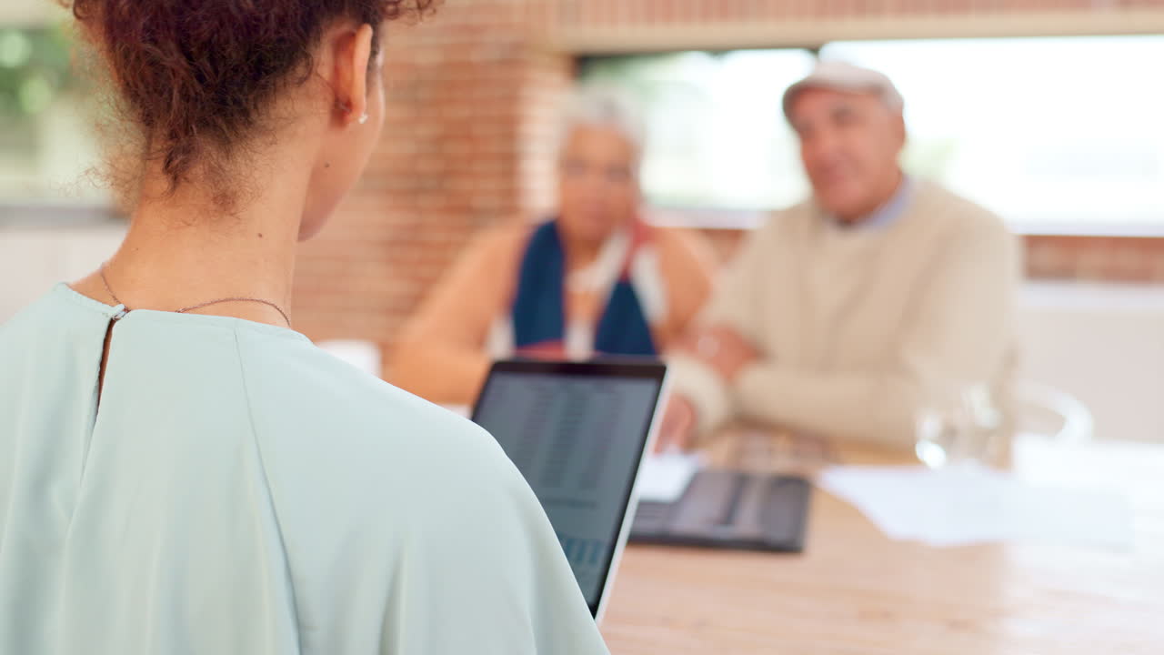 reunión de negocios con clientes de edad avanzada