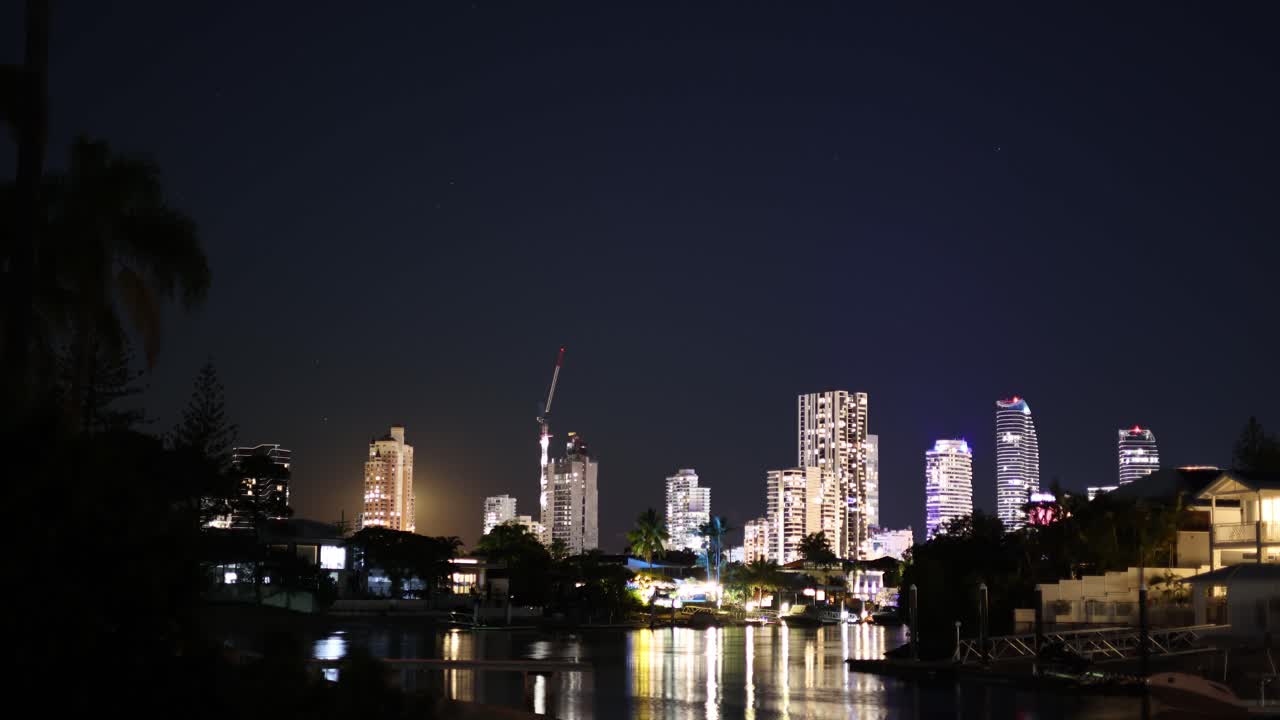 밤 에 도시 지평선 위 에 달이 뜨는 시간